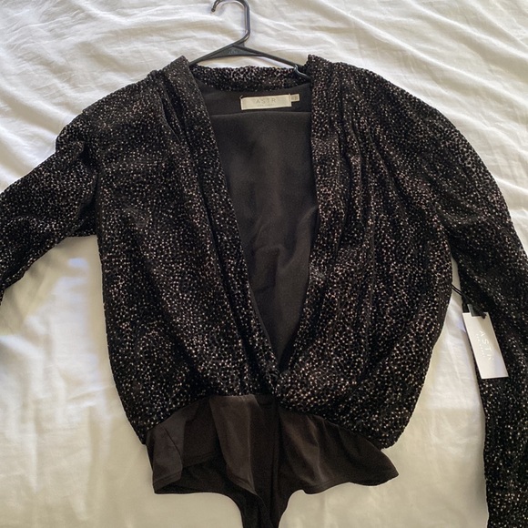 New w out tag ASTR velvet bodysuit size small - Picture 3 of 4